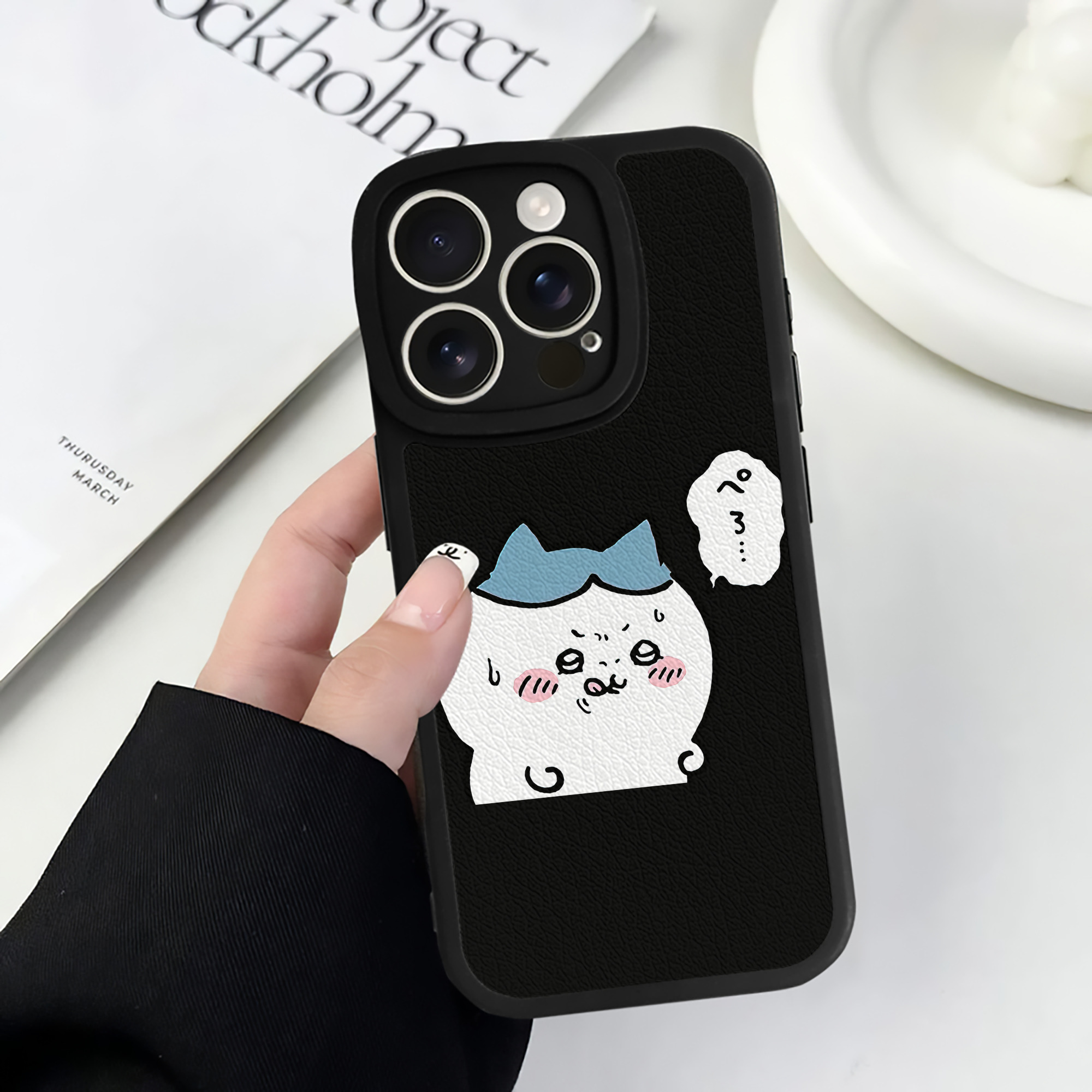 （画像用） ちいかわ ハチワレ Chii-kawa hachiware 【iPhone 16シリーズ対応】シリコンスマホケース（レザー調） 材質：シリコン